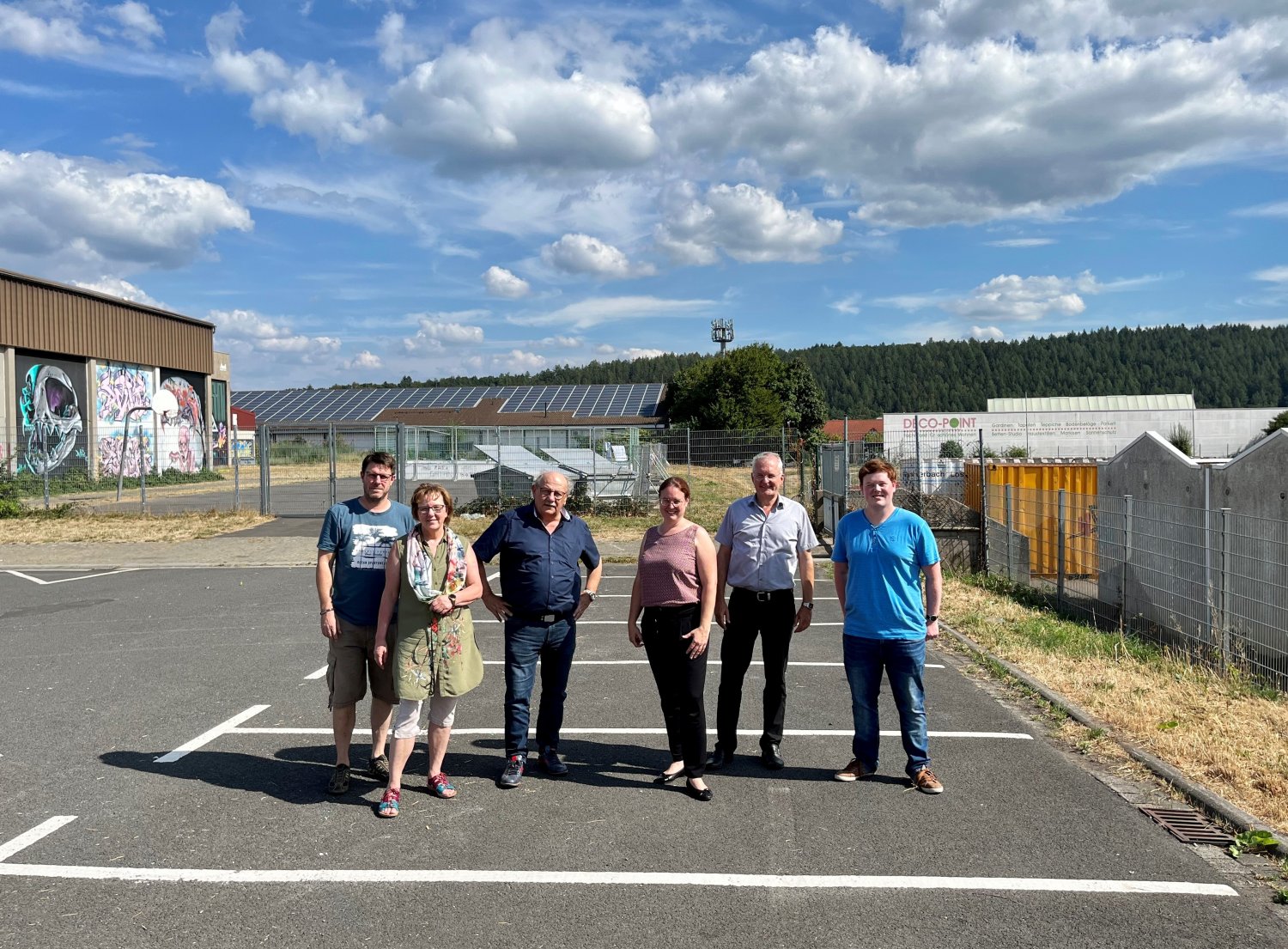 Oliver Peetz, Astrid Feigl, Heinz Lotz, Lisa Gnadl, Andreas Weiher und Jan Frederik Beyer besichtigen den Standort des zukünftigen Sportszentrums in Wächtersbach (v.li.).