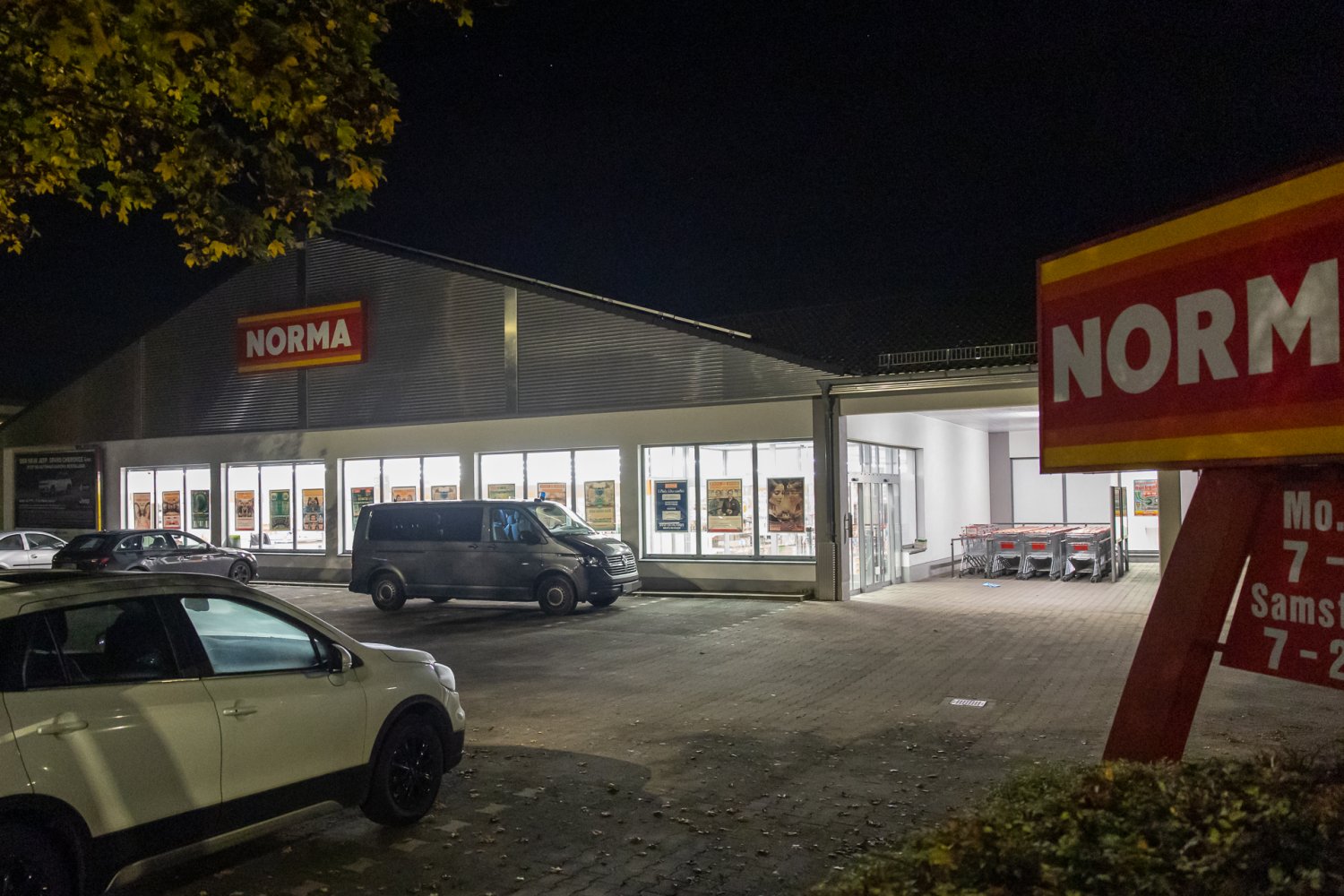 Am Mittwochabend haben zwei bewaffnete Täter einen Supermarkt in Großostheim (Landkreis Aschaffenburg) überfallen.