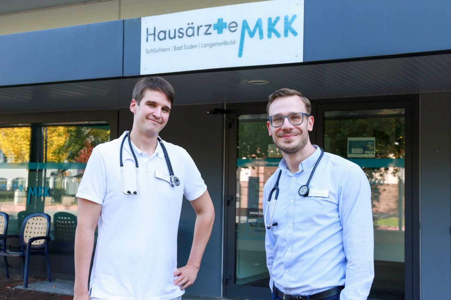 Ingo Roth (rechts) freut sich über Neuzugang Jakob Skalden im Team der Hausärzte-MKK-Praxis in Bad Soden-Salmünster.