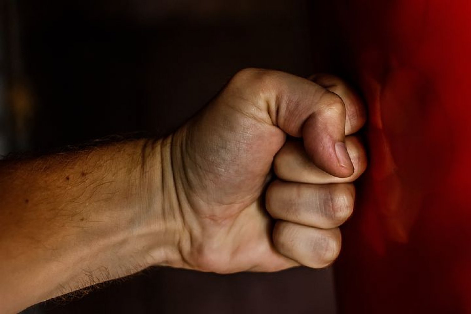 Mit einem Schlagring soll ein 29-Jähriger auf einen Bekannten eingeschlagen haben.