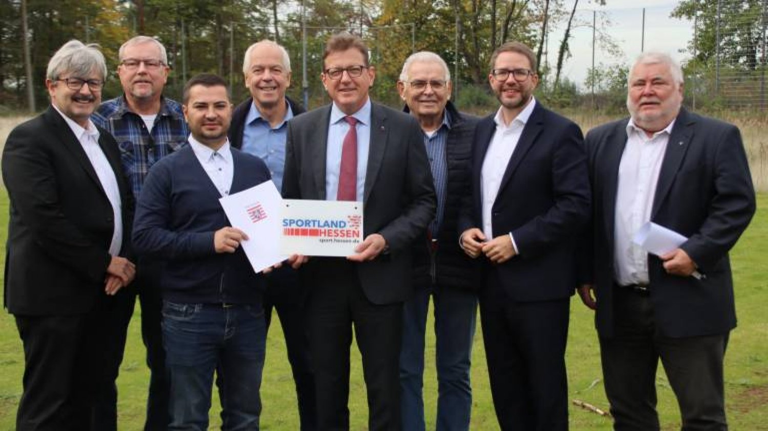 Förderübergabe in Eidengesäß (von links): Uwe Häuser, Gerd Schenzielorz, SG-Vorsitzender Marc Campanico, Bürgermeister Albert Ungermann, Staatssekretär Stefan Sauer, Hans Gaß, Landrat Thorsten Stolz und Hans Jürgen Wolfenstädter.
