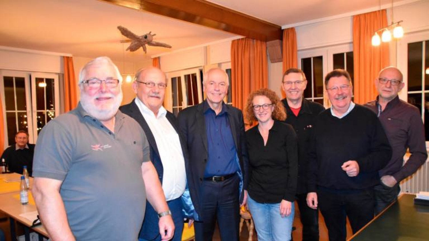 Helmut Bluhm (2.v.r.) hat sein Amt als Erster Beigeordneter niedergelegt. Für ihn rückt Astrid Rost (4.v.l.) in den Gemeindevorstand nach.