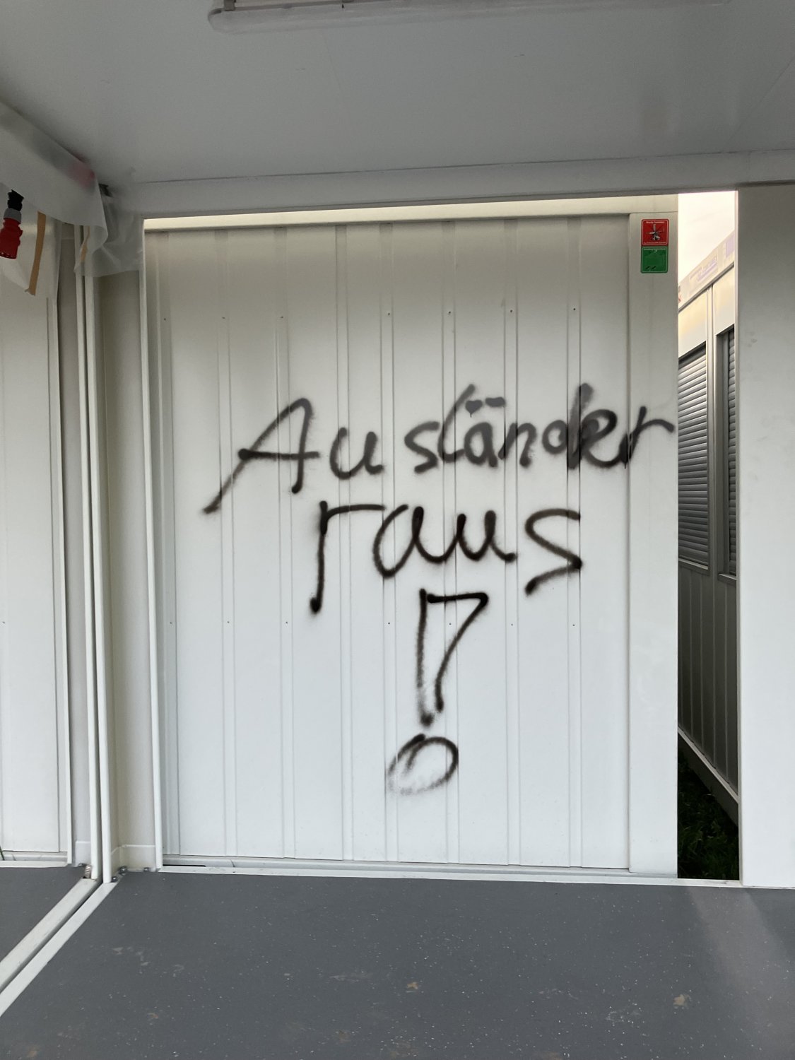 Der Main-Kinzig-Kreis und die Gemeinde Freigericht verurteilen Nazi-Schmierereien an Wohncontainern scharf.