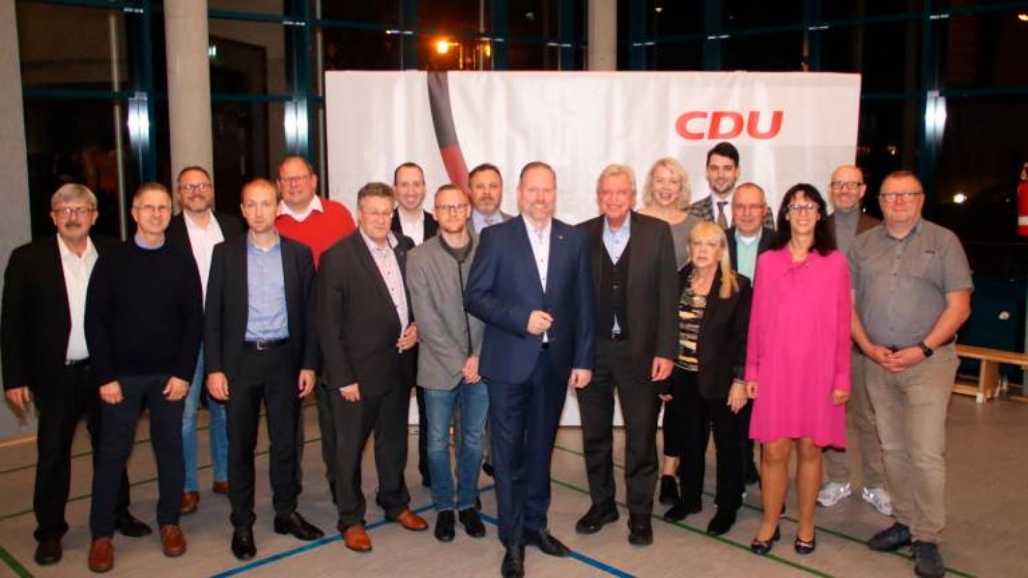 Ein starkes Team steht im bevorstehenden Bürgermeisterwahlkampf hinter Christian Litzinger (9. von rechts). 