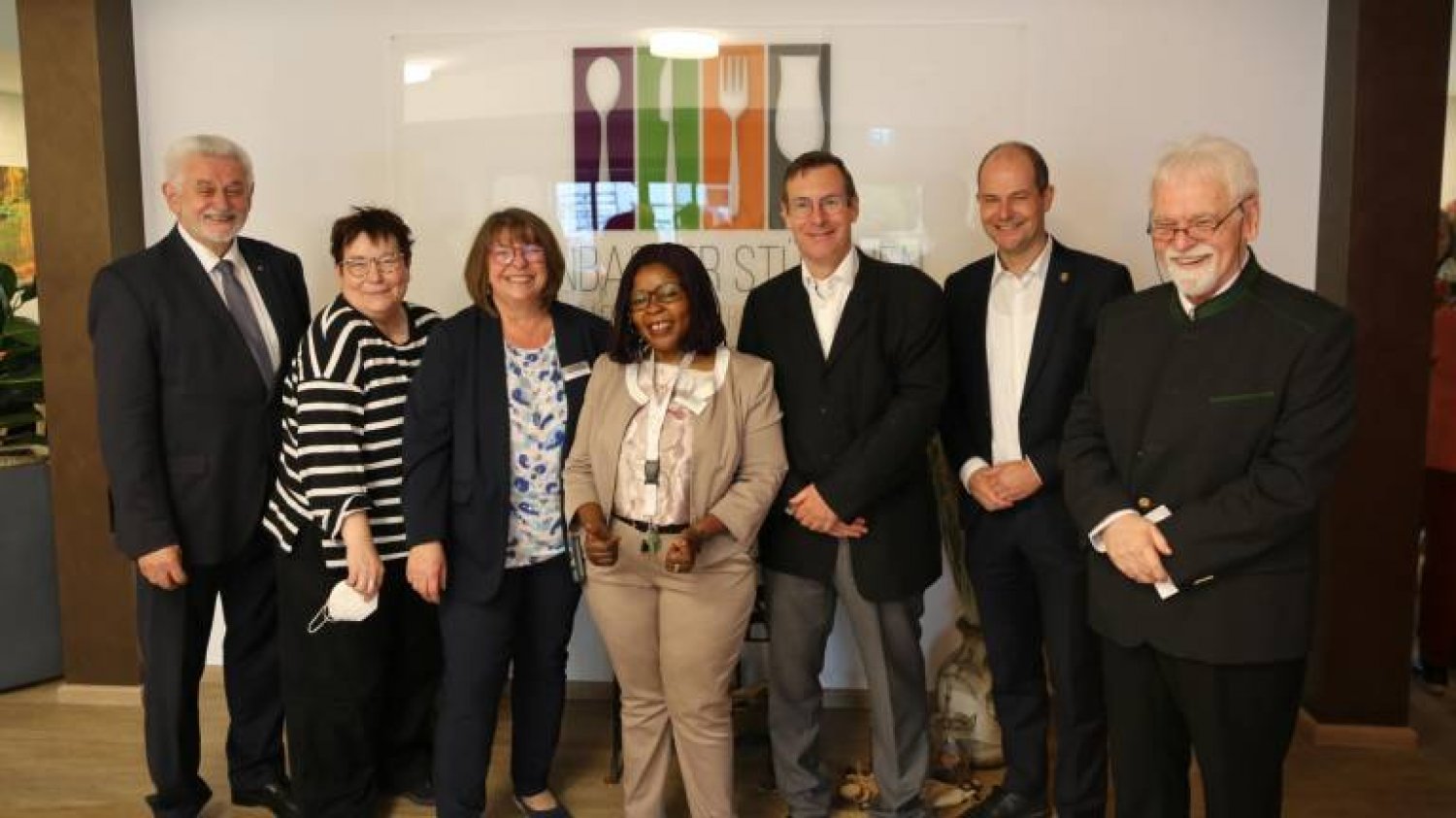 Parlamentschef Hugo Klein, Simone Diry (Leiterin Soziale Betreuung), Einrichtungsleiterin Monika Hummel, Clemence Bott (Pflegedienstleitung), Kai-Uwe Latten (Menetatis GmbH), Bürgermeister Dr. Albrecht Eitz und Ehrenbürgermeister Manfred W. Franz.