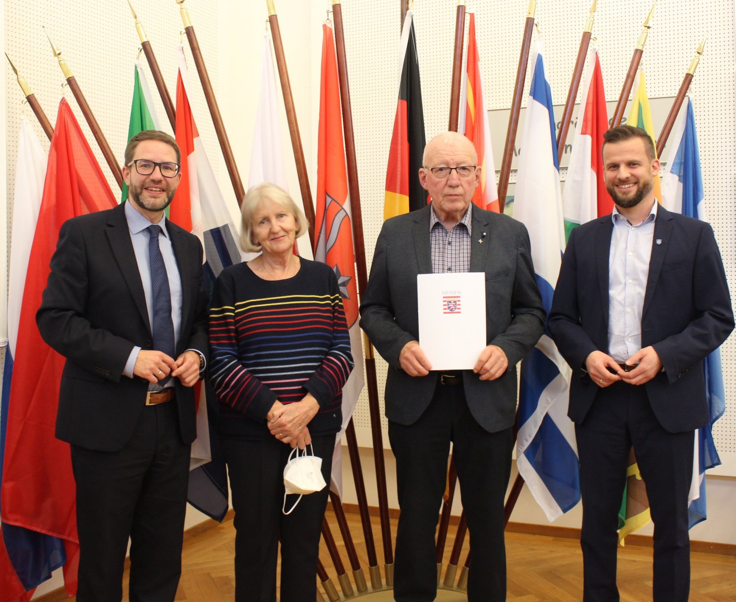Landrat Thorsten Stolz (links) würdigte gemeinsam mit dem Langenselbolder Bürgermeister Timo Greuel (rechts) die Verdienste von Karl Heinz Hartmann, dessen Frau Karin ihm stets unterstützend zur Seite stand.