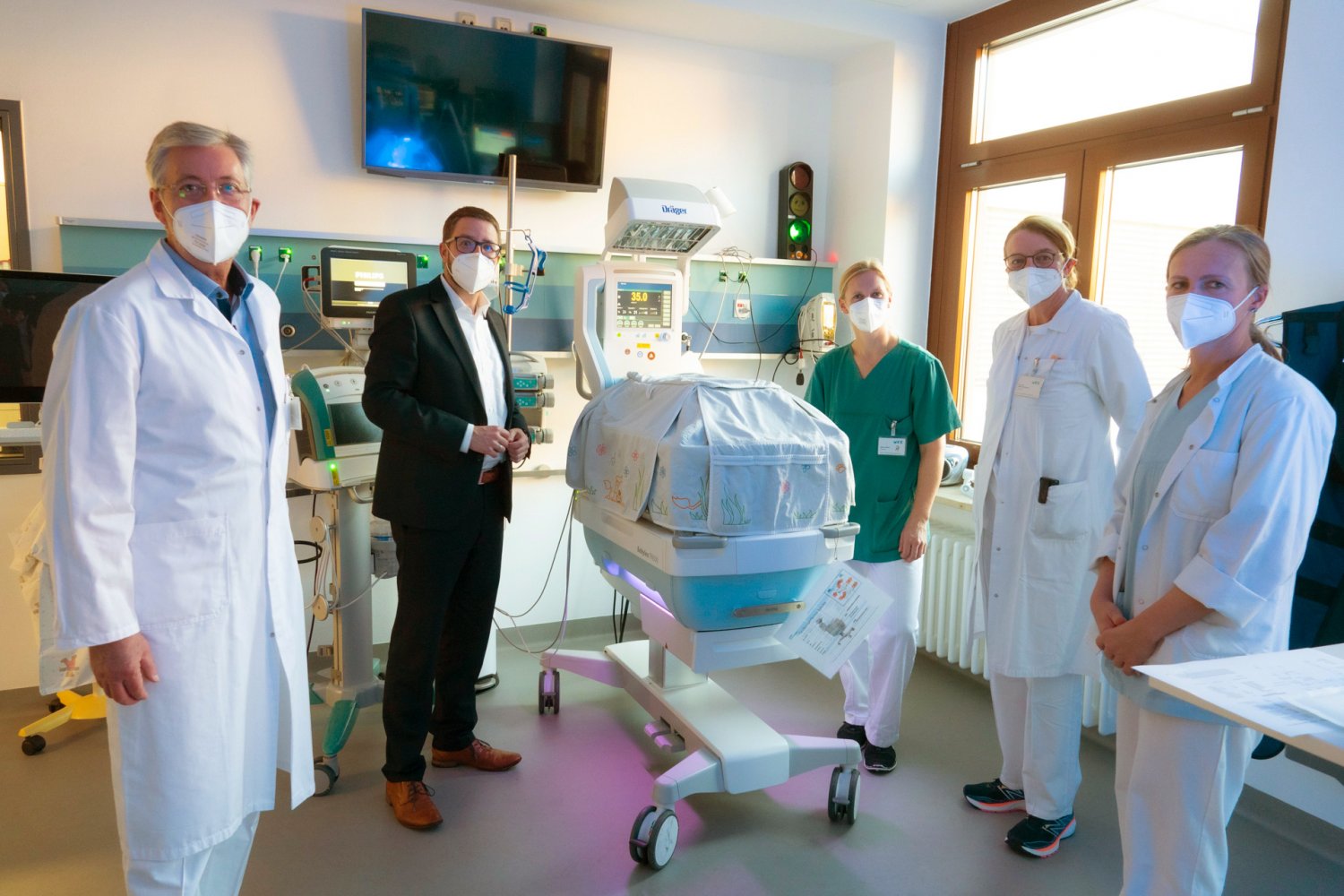 Dr. Hans-Ulrich Rhodius, Chefarzt der Kinderklinik; Landrat Thorsten Stolz; Marei Häfner, Oberärztin der Kinderklinik; Dr. Elke Schulmeyer, Chefärztin der Frauenklinik; Alma Ekic, pflegerische Bereichsleitung der Kinderklinik (v.li.).