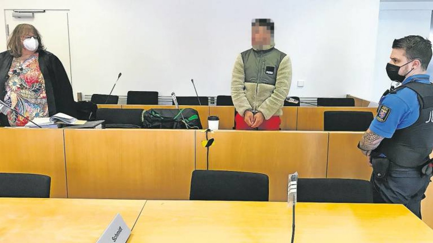 23-Jähriger muss in die Psychiatrie: Der Angeklagte beim Prozessauftakt am 10. Oktober in Hanau.