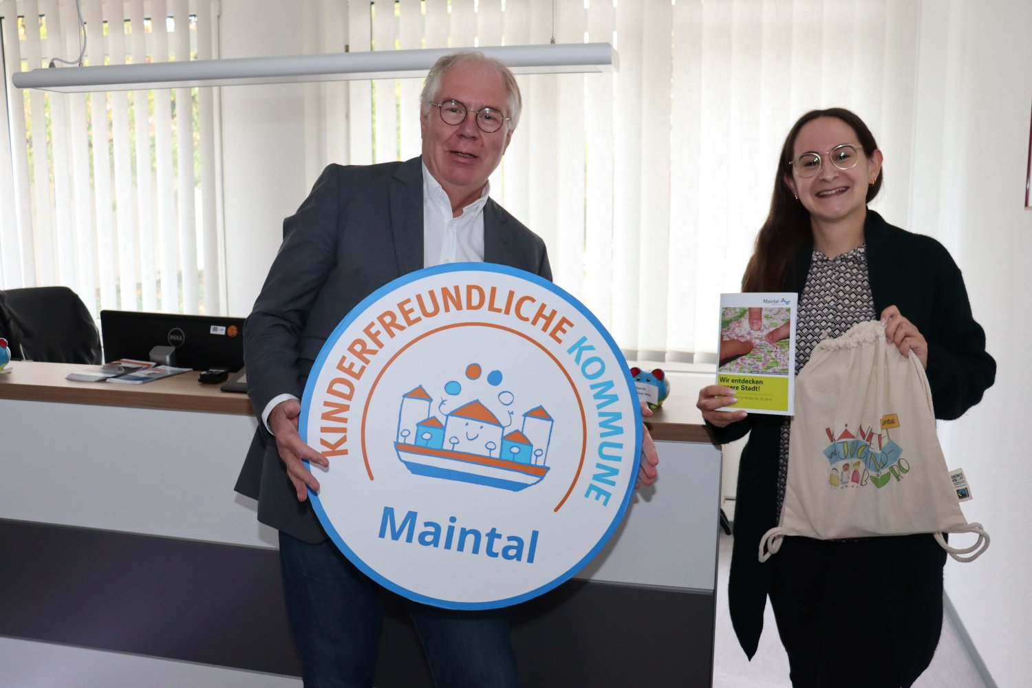 Erster Stadtrat Karl-Heinz Kaiser und Sara Eckerlin vom Kinder- und Jugendbüro.