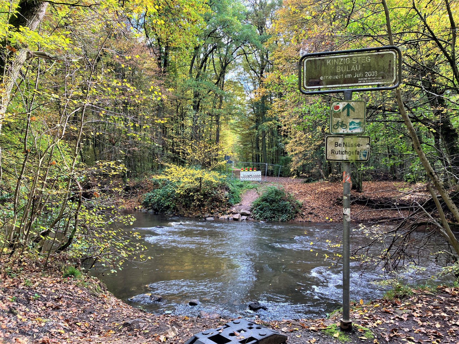 Der 2003 errichtete Kinzigsteg in der Bulau wurde als nicht mehr standsicher eingestuft und letztlich 2021 abgebrochen. Am 21. November beginnen nun die Arbeiten für einen neuen Brückenbau.