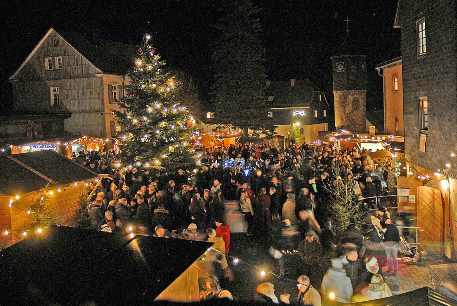 Nach zweijähriger Pause wegen der Corona-Pandemie gibt es den historischen Erlebnisweihnachtsmarkt auf Burg Schwarzenfels in diesem Jahr endlich wieder. 