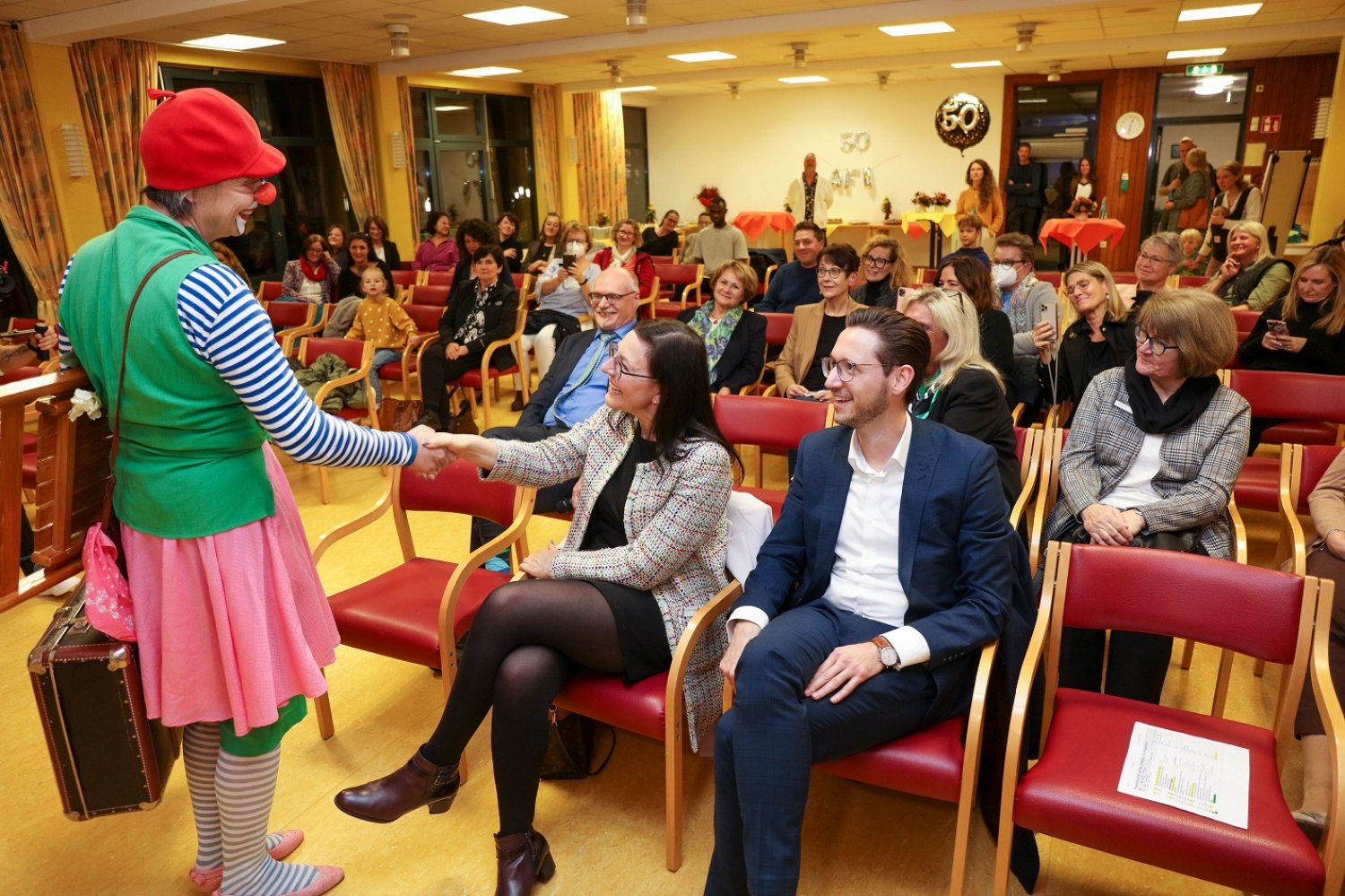 Sonja Jahn, Institutsleiterin Weiterbildung, zeigte in ihrer Rolle als ausgebildeter Clown, wie wichtig Humor im Umgang mit dementiell erkrankten Menschen sein kann.