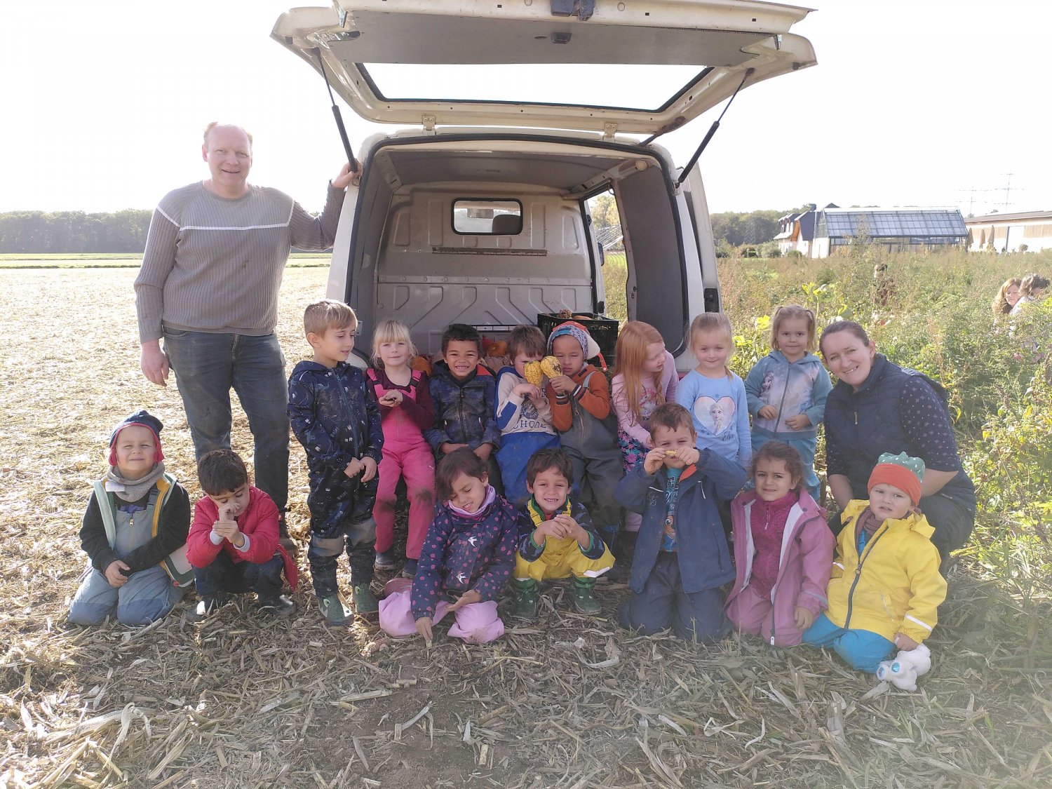Die „Wurzelkinder“ der Wachenbucher Kita Kilianstädter Straße halfen kürzlich begeistert bei der Kürbisernte der Familie Steup.