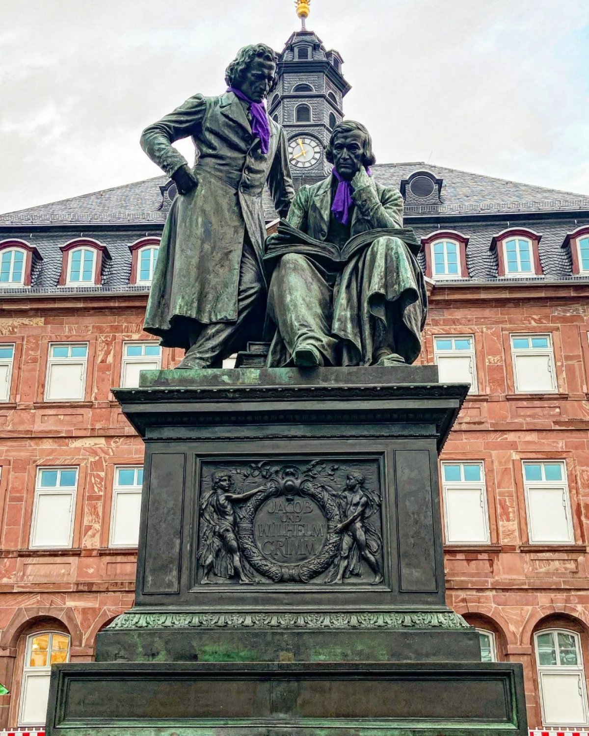 Brüder-Grimm-Denkmal am Welt-Frühgeborenen-Tag 2022