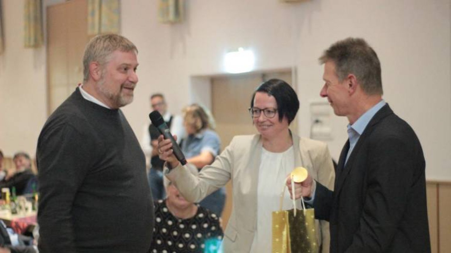 Der Streitberger Ortsvorsteher Torsten Gast (links) mit Damaris Schäfer und Ortsvorsteher Martin Schwechel aus Freienhagen.