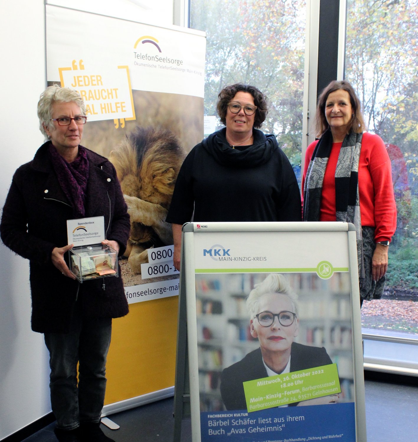 Eine Spende in Höhe von 250 Euro überreichten Erste Kreisbeigeordnete Susanne Simmler (Mitte) und Kulturbeauftragte Andrea Sandow (rechts) an Pfarrerin Christine Kleppe, Vorsitzende der Telefonseelsorge Main-Kinzig.