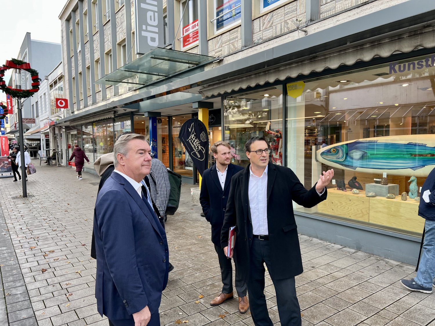 Lennard Oehl und Sören Bartol informieren sich über Stadtentwicklungsprogramm Hanau aufLADEN