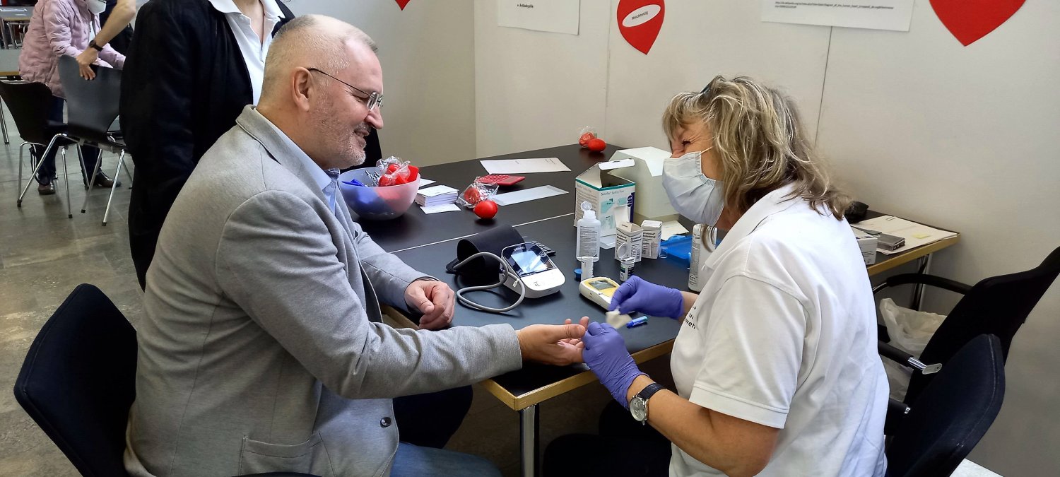 Günther Seitz, stellvertretender Leiter des Amts für Gesundheit und Gefahrenabwehr, lässt von Pia Kraft vom Amtsärztlichen Dienst seine Blutzuckerwerte bestimmen.