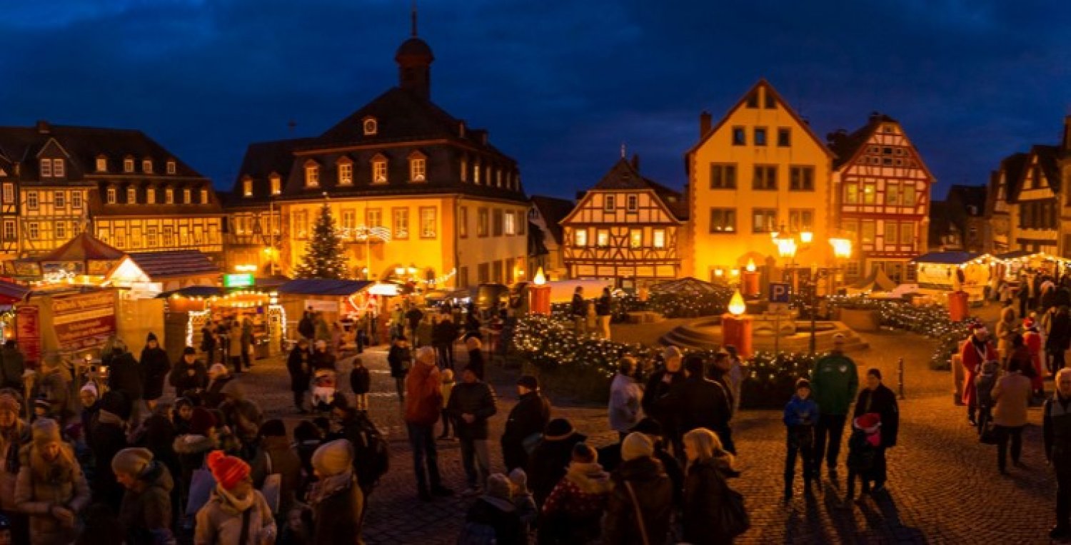 Hüttenzauber, Lichterglanz und Musik stimmen vom 8. bis 11. Dezember beim Weihnachtsmarkt in Gelnhausen aufs nahende Fest ein.