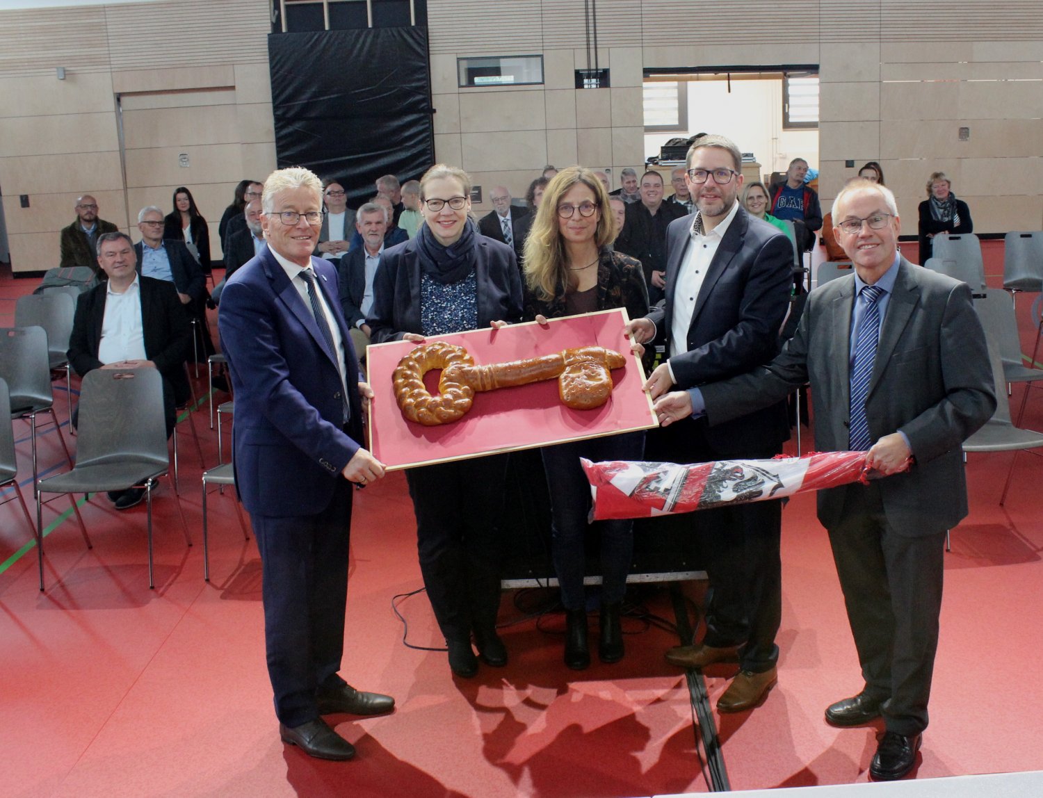 v.l.n.r.: Kreisbeigeordneter und Schuldezernent Winfried Ottmann, Schulleiterin Mareike Groeniger-Friebel, Architektin Katrin Winter, Landrat Thorsten Stolz und Bürgermeister Gerald Helfrich.