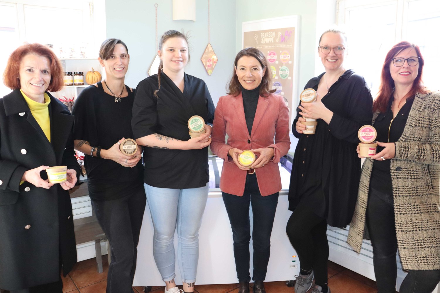 Dankbar für den Maintaler Gastronomiezuschuss: Michelle Blythe (rechts) & Katharina Puppe (Zweite von rechts). Bürgermeisterin Monika Böttcher (Dritte von rechts) & Wirtschaftsförderin Anke Prätzas (links). 