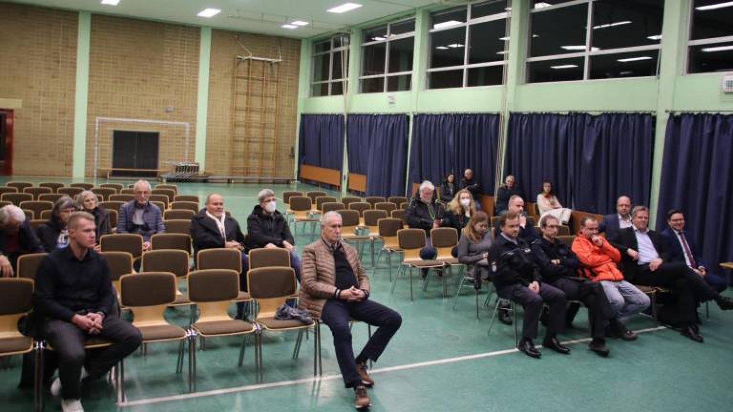 Viele Sitze in der Mehrzweckhalle Haitz bleiben bei der Bürgerversammlung leer
