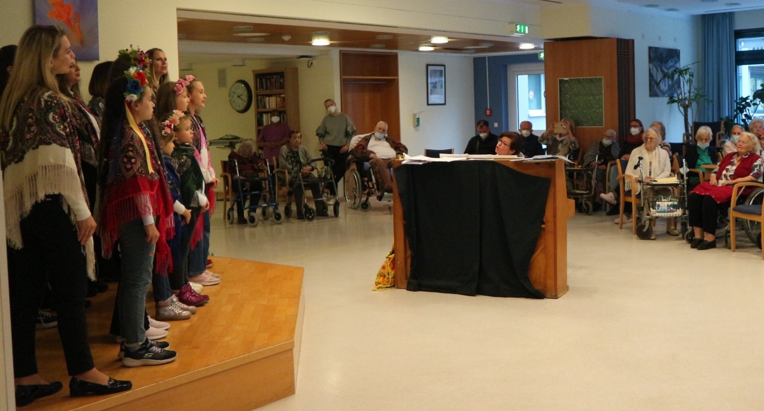 Der ukrainische Kinderchor unter der Leitung von Pianistin Ivanna Berkuta trat im Wohnstift Hanau auf.