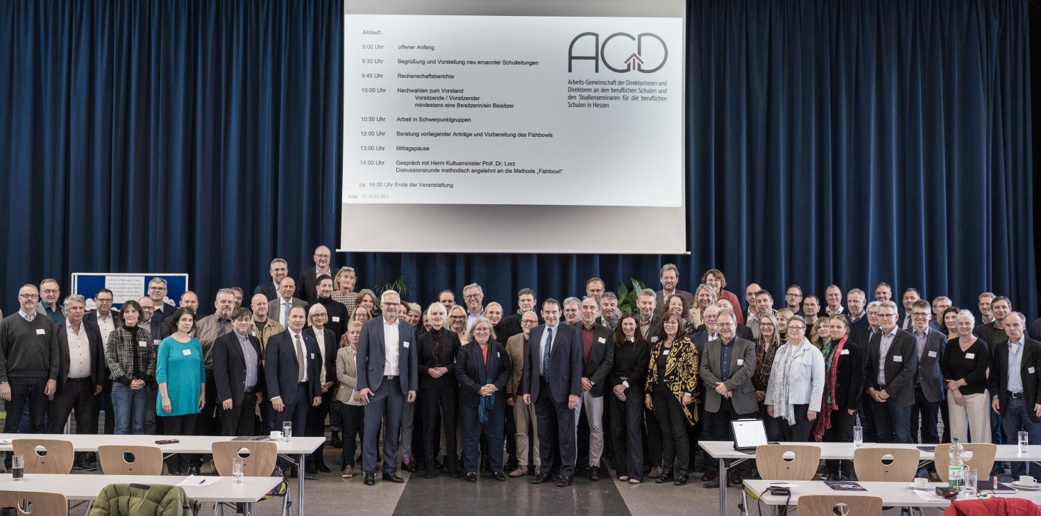 Die Schulleiterinnen und Schulleiter der hessischen Berufsschulen gemeinsam mit Kultusminister Prof. Lorz während der Jahrestagung der AGD an der Ludwig-Geißler-Schule