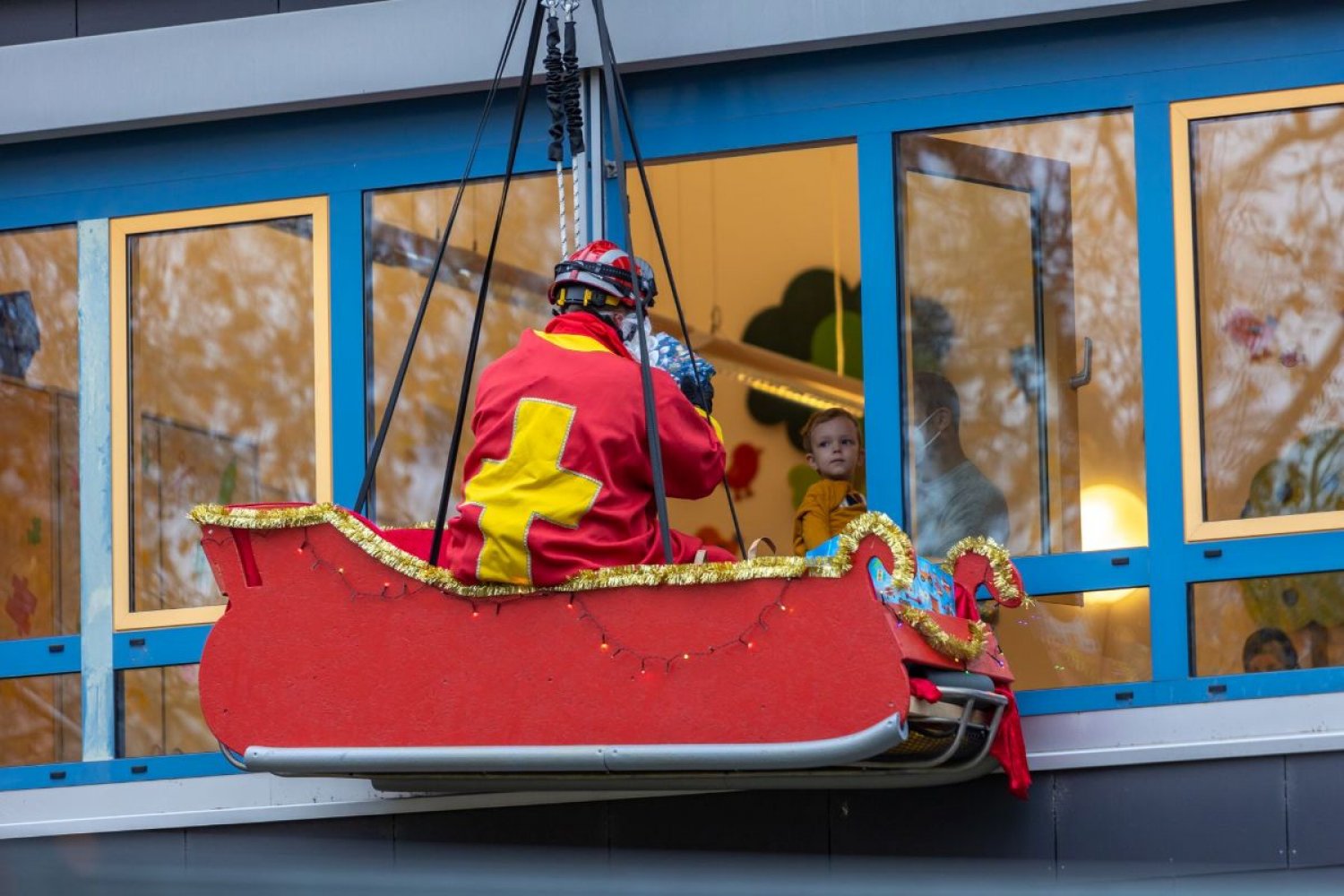 Nikolaus im Schlitten seilt sich ab