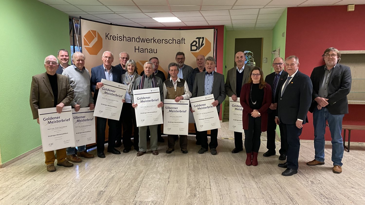 Zahlreiche Handwerksmeister erhielten im Rahmen der Senioren-Weihnachtsfeier der Kreishandwerkerschaft Hanau jetzt silberne und goldene Meisterbriefe.
