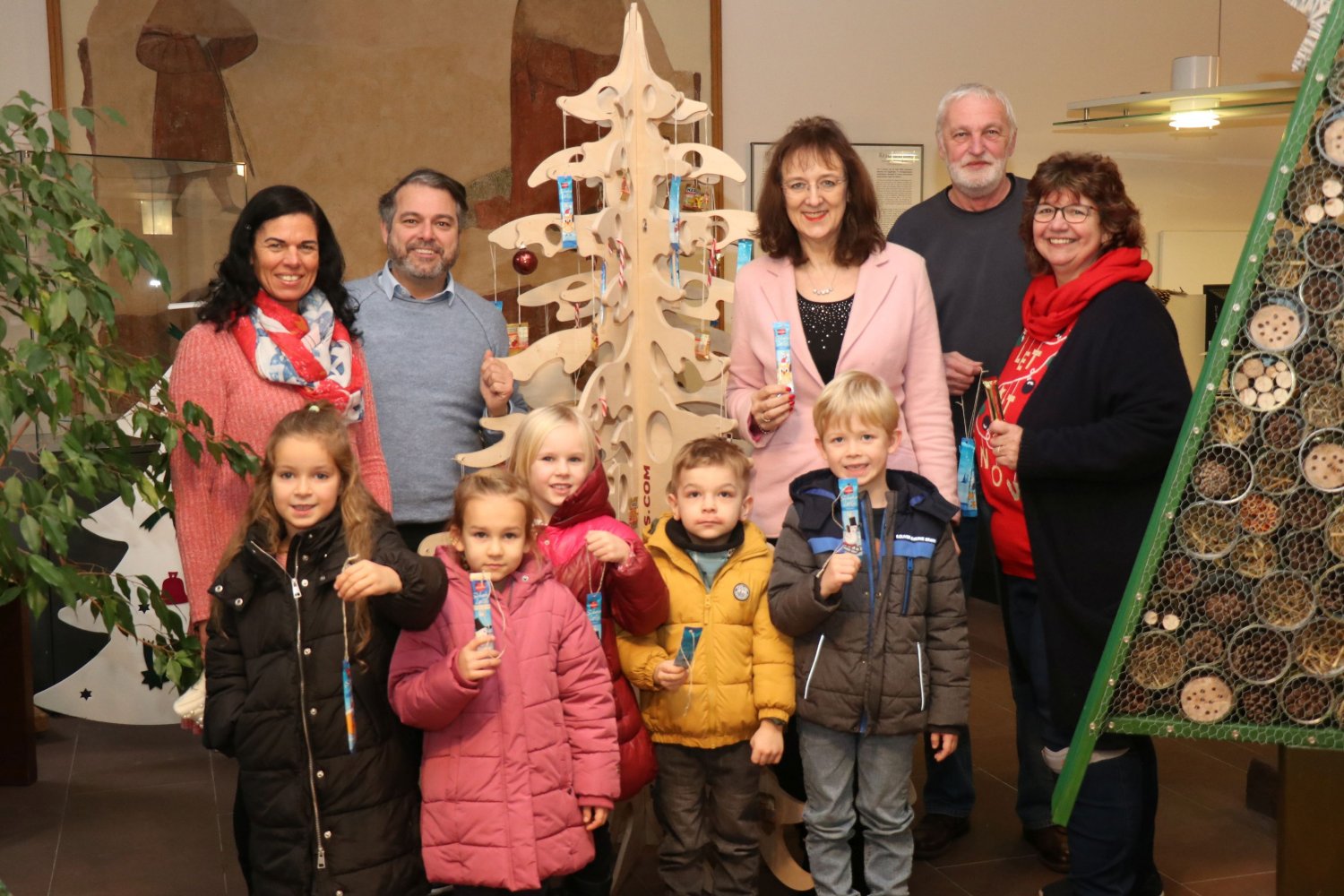  Unser Foto zeigt Kinder aus der „Rappelkiste“ und (von rechts) Jutta Hofmann-Engel, Jürgen Engel, Heike Schmidt (Abteilungsleiterin Kinderbetreuung, Familie und Seniorenarbeit), Bürgermeister Daniel Chr. Glöckner und Kerstin Rott.