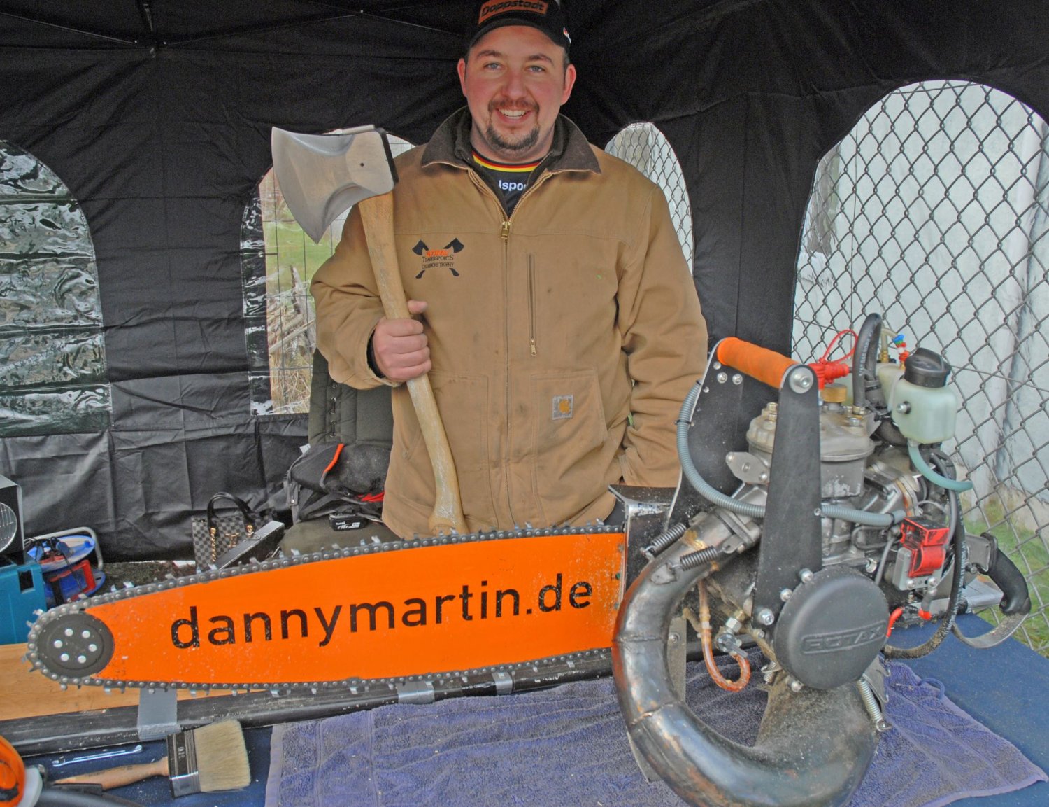 Das, wozu seine professionellen Kollegen heutzutage die Pferdestärken von Stihl-Motorsägen nutzen, macht Danny Martin per Hand.