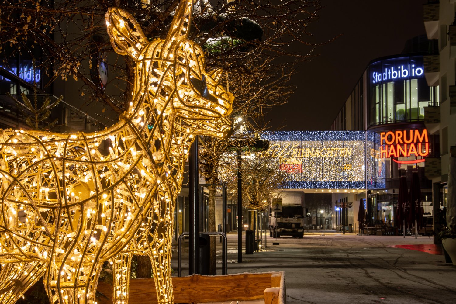 Während Hanau auf eine Eisbahn verzichtet, glitzert die Stadt weihnachtlich, da bereits im vergangenen Jahr die Weihnachtsbeleuchtung auf LED umgestellt wurde.