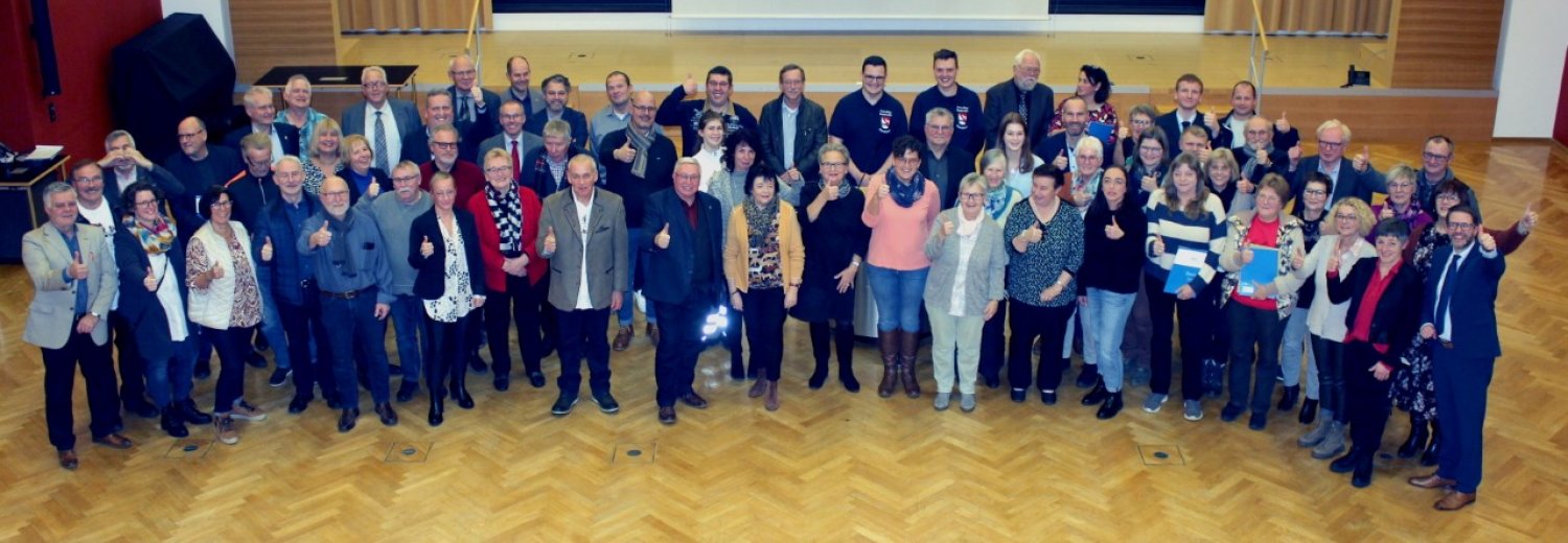 Ein Teil der Menschen, die kürzlich ihre Ehrenamtscard aus den Händen von Landrat Thorsten Stolz (rechts) erhalten haben sowie Vertreterinnen und Vertreter der Kommunen, die sich für das langjährige Engagement bedankten.