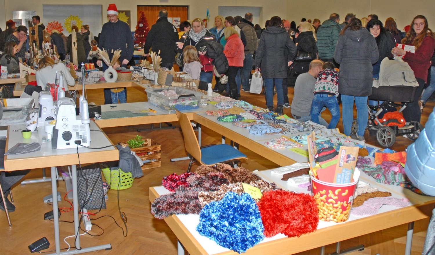 Der große Saal wurde zu einem Marktplatz von Kunst- und Handwerkern umgestaltet.