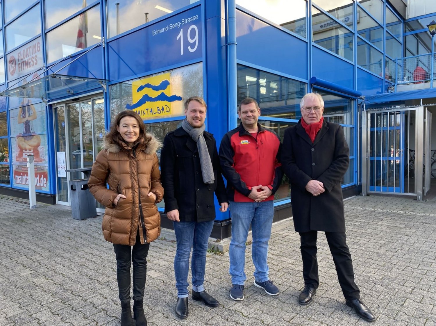 Monika Böttcher, Lennard Oehl, Ronald Allmannsdörfer (Betriebsleiter Maintalbad) und Karl-Heinz Kaiser (v.l.) vor dem Maintalbad