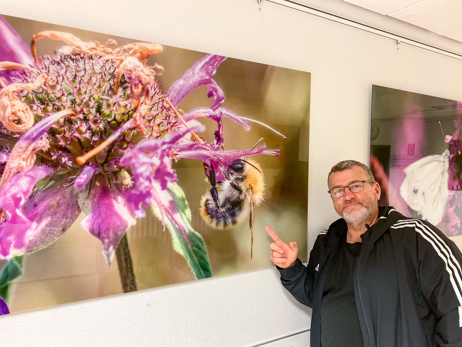 Fotograf Helge Schröder vor seiner Lieblingsaufnahme.