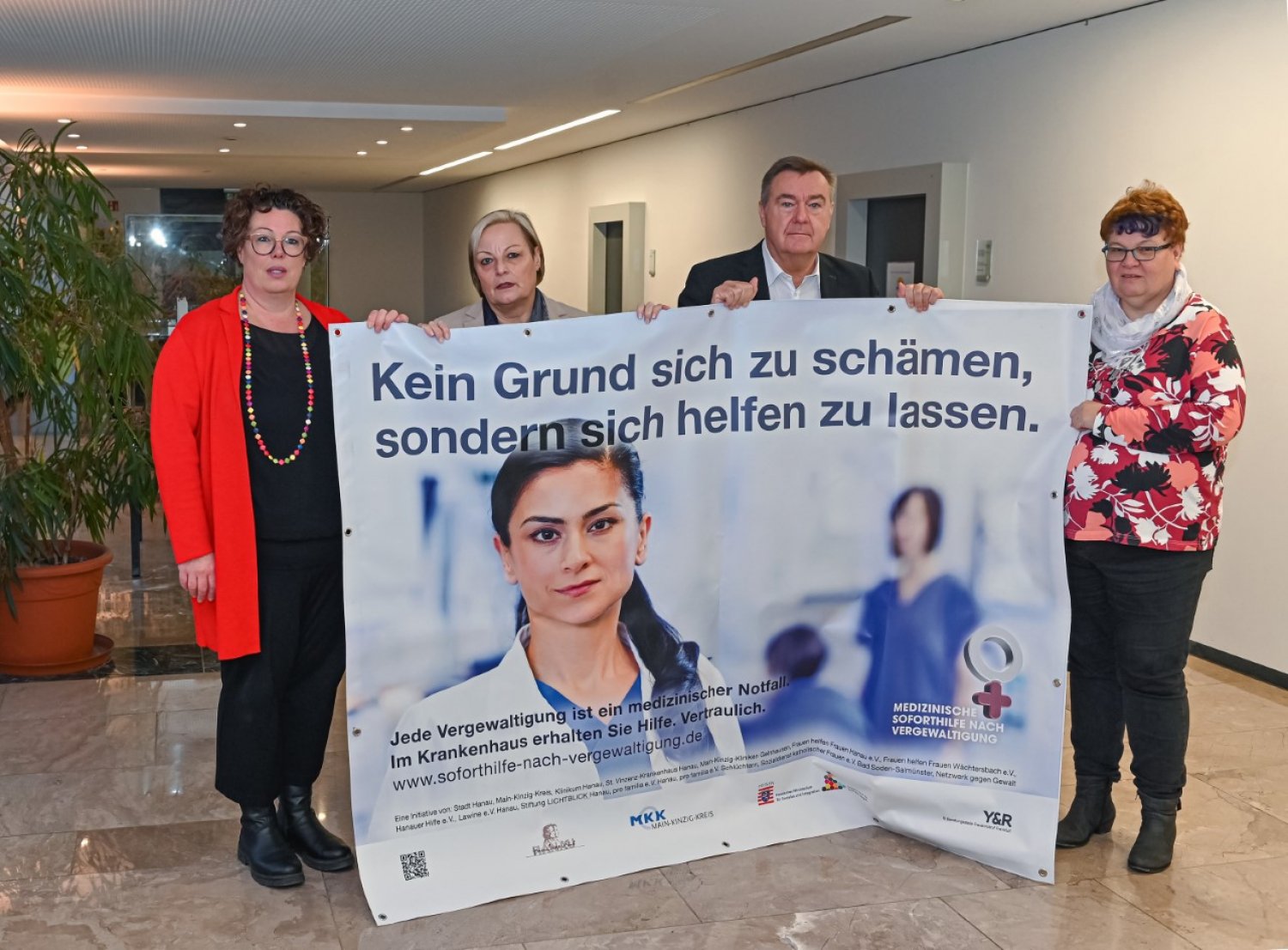 Susanne Simmler informiert mit Oberbürgermeister Claus Kaminsky Cornelia Gasche , Kommunale Frauenbeauftragte der Stadt Hanau, und Ulrike Schmid, Referat für Chancengleichheit und Frauenfragen des MKKs über das Projekt