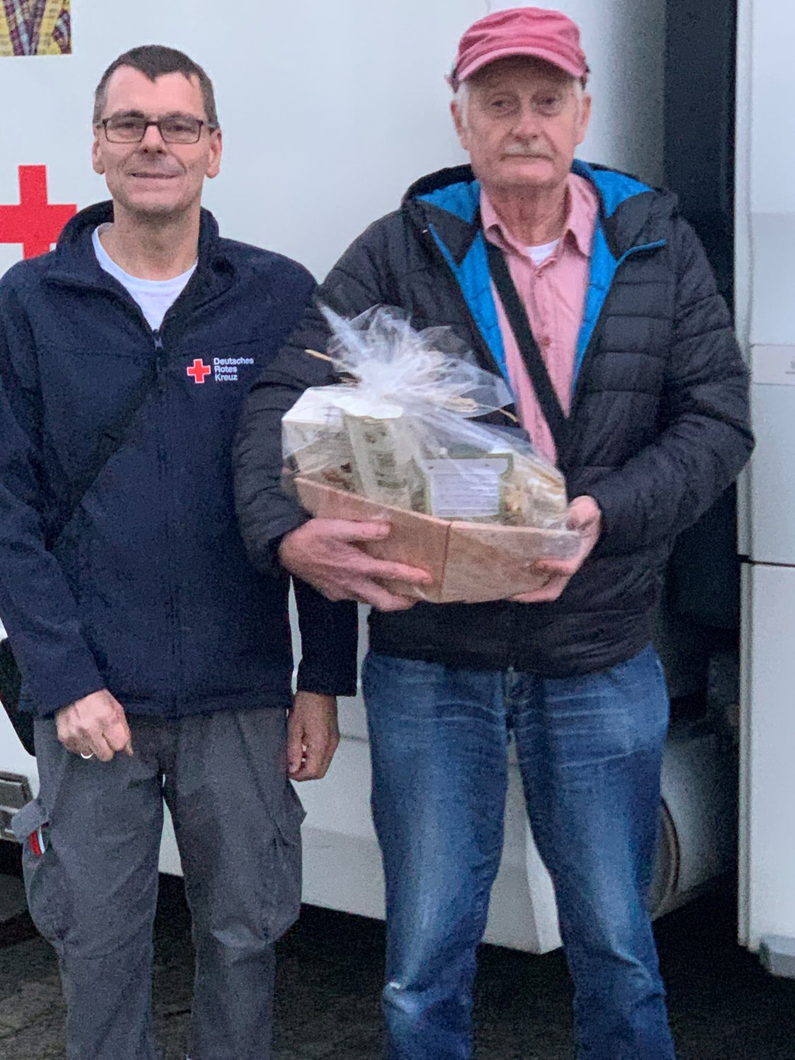 Michael Schilling vom DRK mit Jubilar Winfried Dey