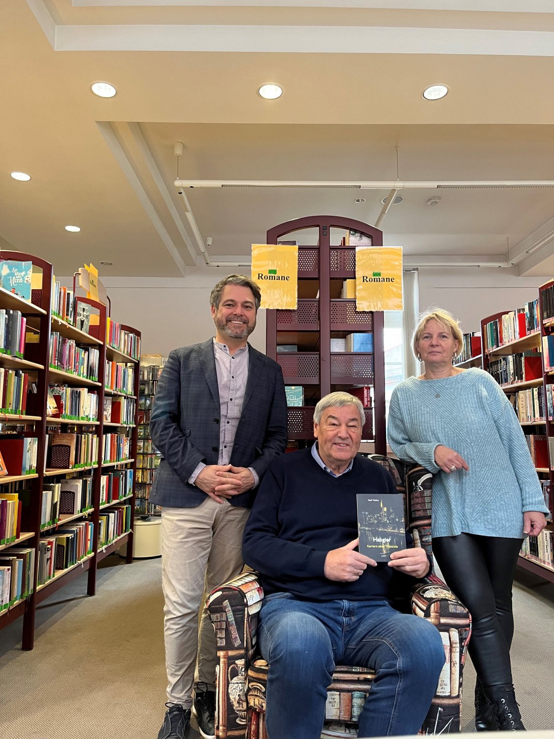 Bürgermeister Daniel Chr. Glöckner (links) und Bücherei-Leiterin Claudia Beck freuen sich über literarischen Zuwachs von einem prominenten Gelnhäuser und Autor.