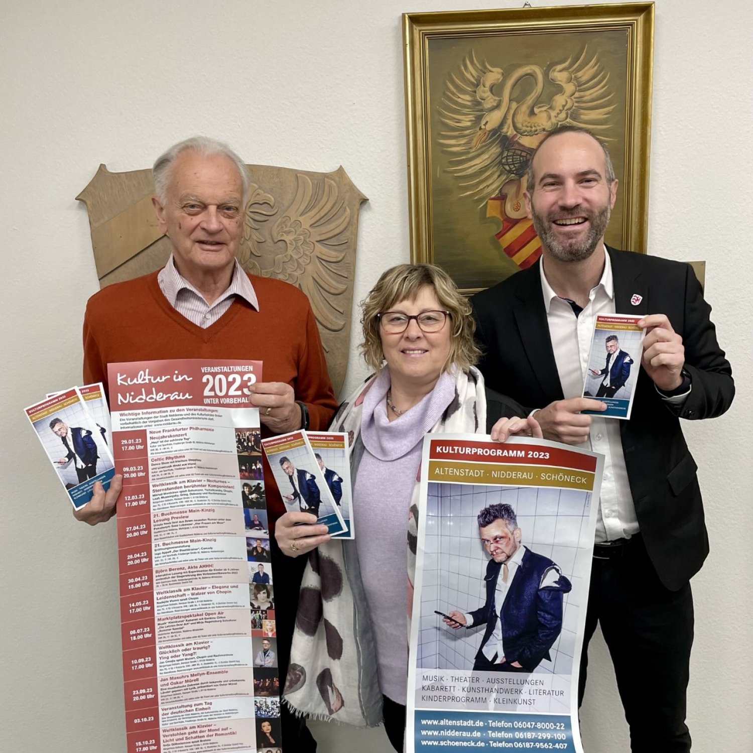 Jürgen Reuling, Julia Huneke und Bürgermeister Andreas Bär präsentieren das neue Kulturprogramm.