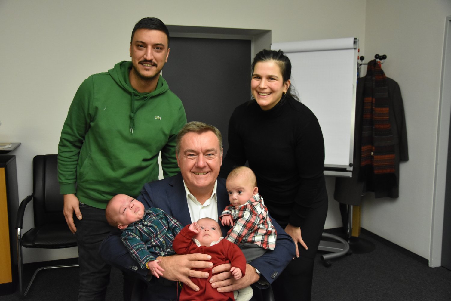 Fidel, Bulut und Masal fühlen sich auf dem Arm von Oberbürgermeister Claus Kaminsky sichtlich wohl.