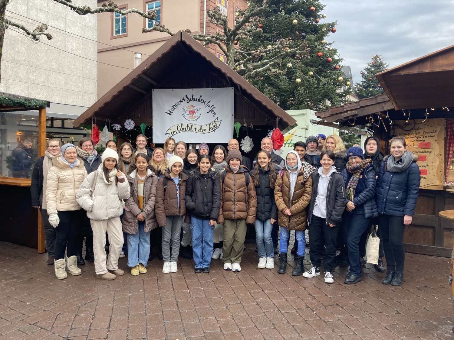 Auch in diesem Jahr sammelt der Runde Tisch der Schulen wieder fleißig Spenden, unter anderem durch den Verkauf von Selbstgebasteltem an einer der städtischen Benefizhütten auf dem Weihnachtsmarkt.