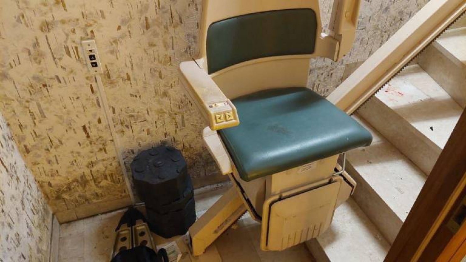 Zwischen diesem Treppenlift und der dahinterliegenden Wand hatte sich gestern Abend eine Person eingeklemmt.