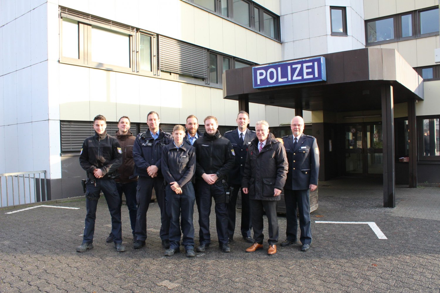 Marc Blume von der Polizeidirektion Main-Kinzig, Kreisbeigeordneter Winfried Ottmann (von rechts) und Markus Hüschenbett von der Gewerkschaft der Polizei (Zweiter von links) bedankten sich bei den Hanauer Polizeibediensteten für ihre Arbeit.