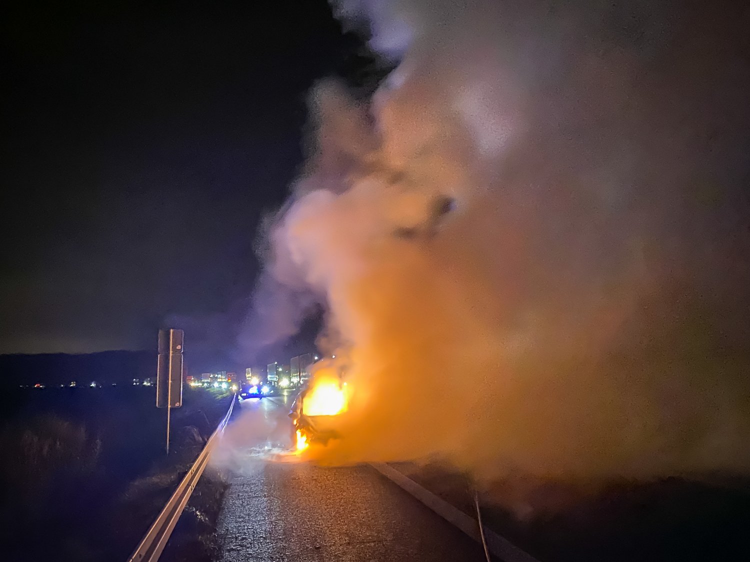Ein Fahrzeugbrand in Langenselbold sorgt für einen unruhigen Weihnachtsmorgen.