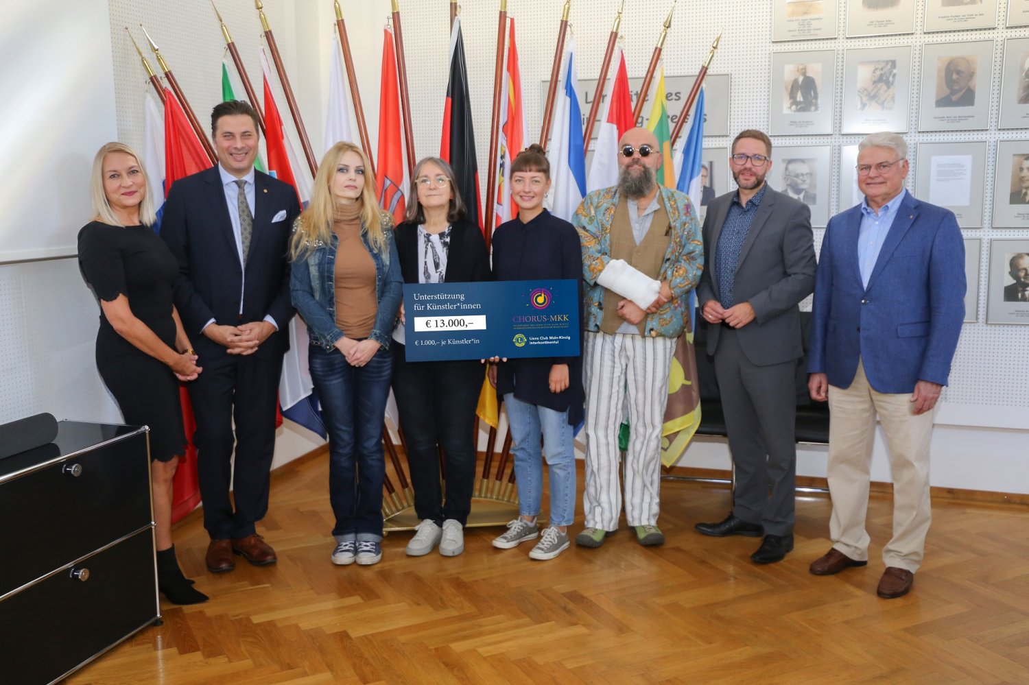 Tanja Altmann, Georg Sislak (Lions Club) mit den Kunstschaffenden Gabriela Wirbel, Simone Nuß, Elena Schad und Q.Fell (Bernd Wilfer), Landrat Thorsten Stolz und Gerhard Heim (Lions Club).Es fehlte krankheitsbedingt Christian Kauffeld.