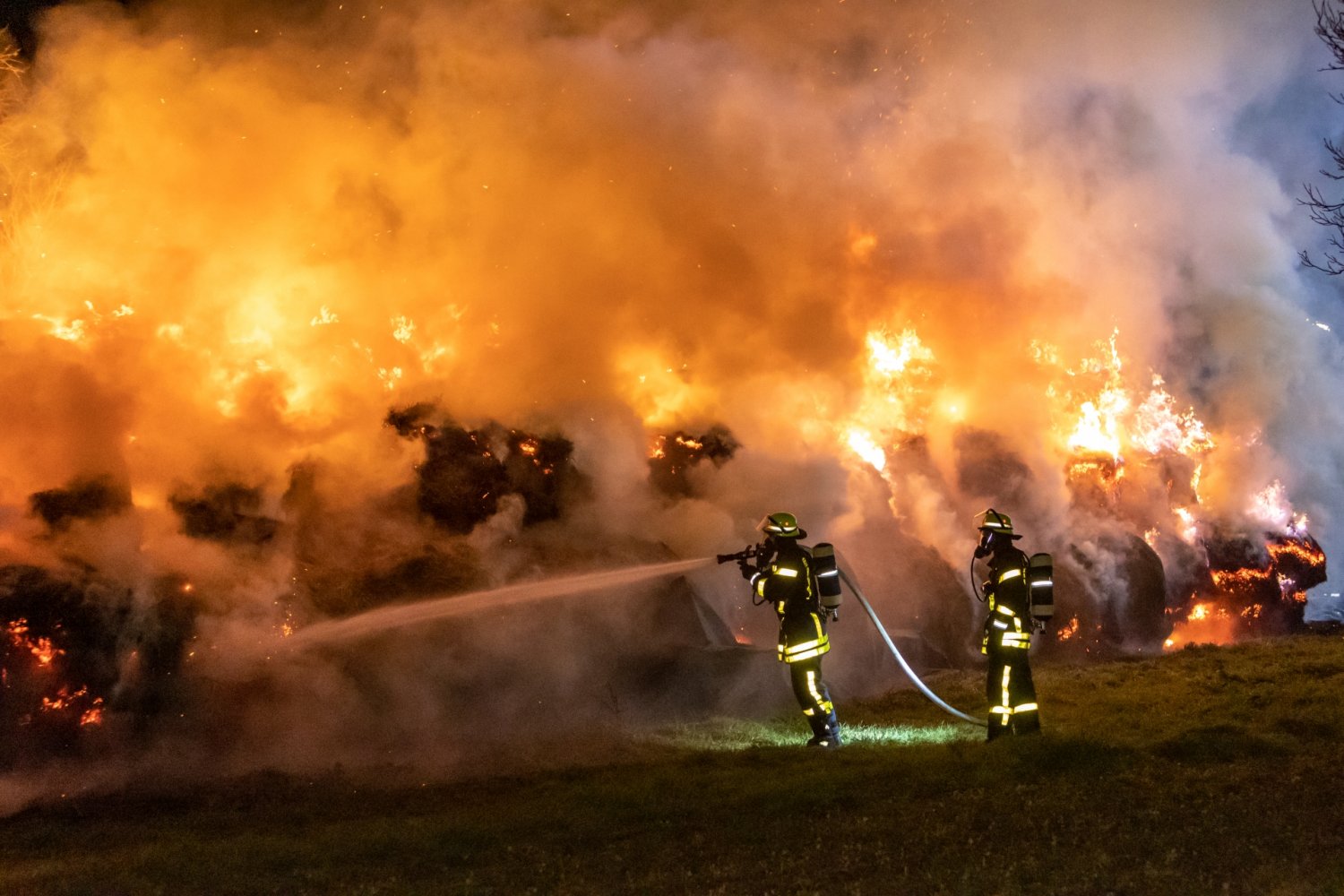 Großbrand zerstört 200 Strohballen in Kleinauheim