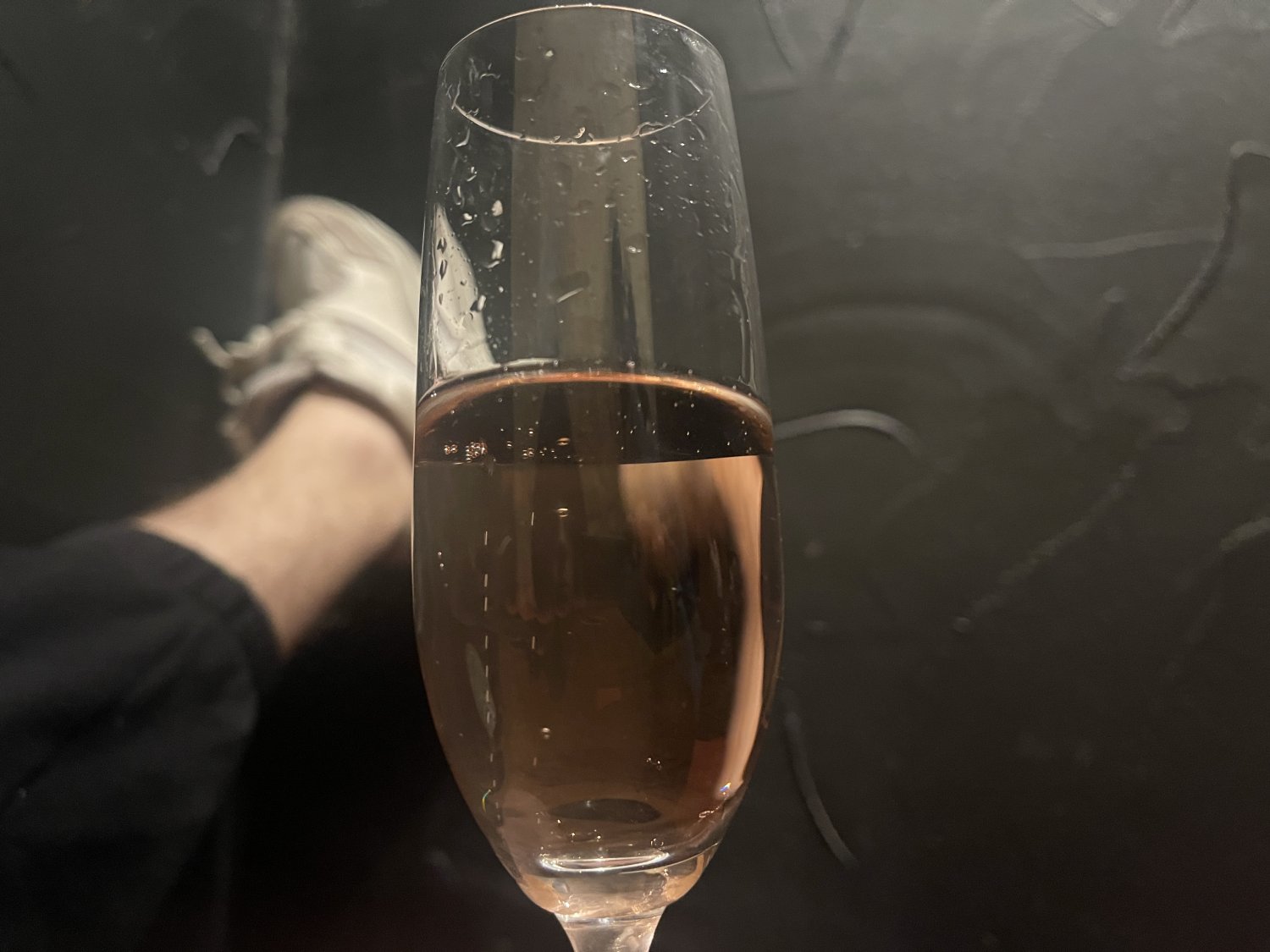 Prosecco im Luftschutzraum - surreal