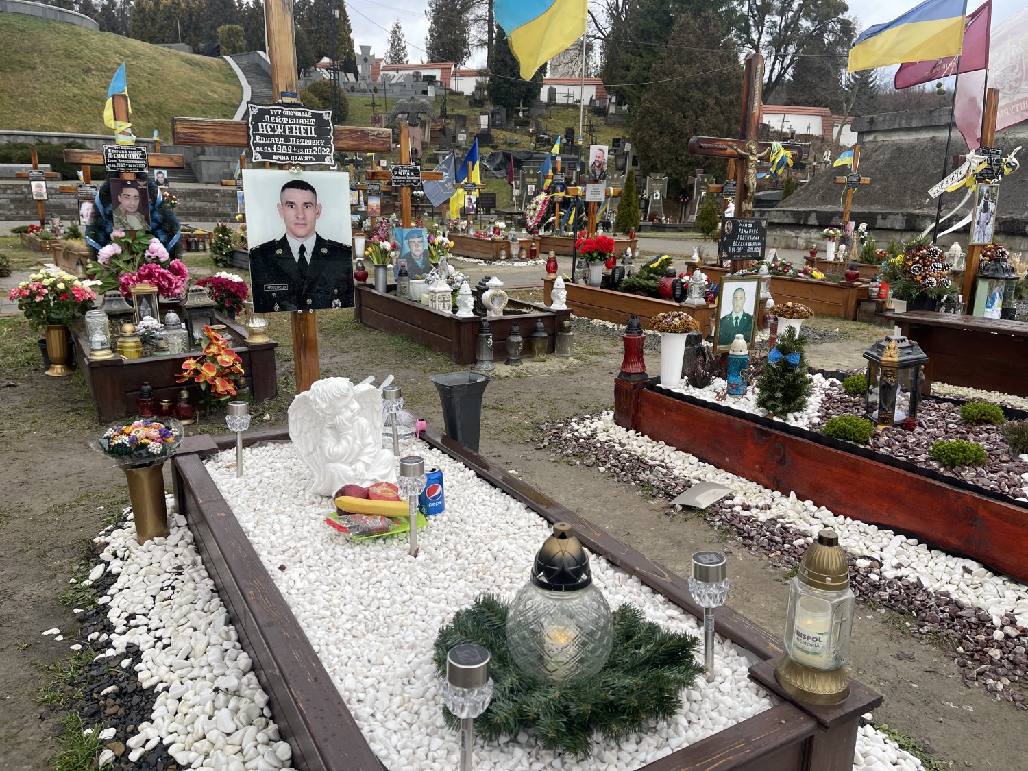 Essen liegt auf einigen Soldatengräbern im ukrainischen Lemberg